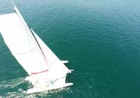multicoque yacht naviguer voile à latte principale